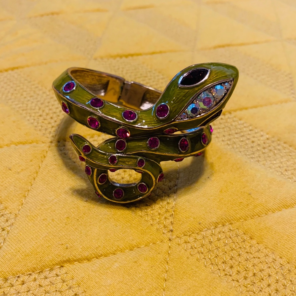 Adorable snake cuff